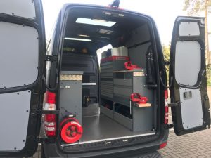 Laimer Hydraulik Service Werkstattwagen - Einblick Hintertür 2