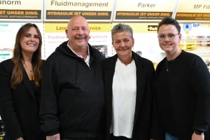 Die Laimer Hydraulik GmbH - Ein Familienbetrieb. Firmengründer Guido Laimer mit seine Frau Martina und den Töchtern Louisa Laimer (links) und Kim Christin Laimer (rechts)